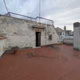 Tramite un�altra rampa di scale usciamo sulla vasta terrazza dove vi � un ulteriore locale...